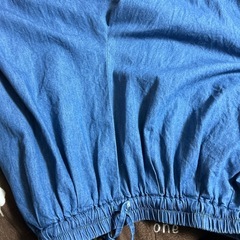 青色の軽いジーンズ