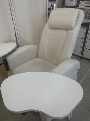 お値下げ‼️ リクライニングチェア　白　ネイル／まつげ　（フット施術用チェア付） お値下げ‼️ リクライニングチェア 白 ネイル／まつげ （フット施術用