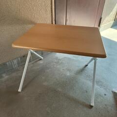 小さい机の画像