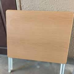 小さい机の画像