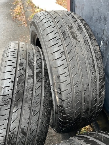 225/60R18 ヨコハマ　ブルーアース
