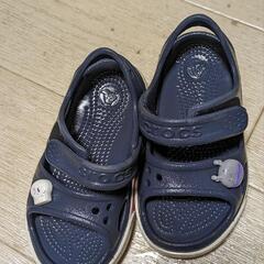 crocs  こどもサンダルの画像