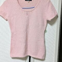 断捨離中　　柔らかいニットピンクでМサイズです。丈短めの細み
