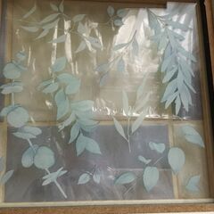  🌲🌿💚❤️・オブジェなのか不明なモノ葉っぱ🌿印刷の絵がある写真たてフォトフレームとも言えそうに無い不明なモノの画像