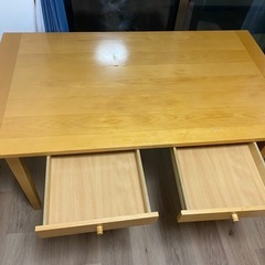 ダイニングテーブルの画像