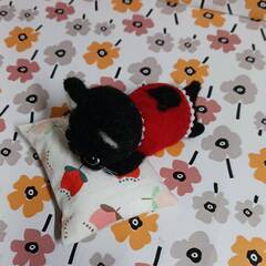 クッション付き　赤い服が似合う黒猫ちゃん　羊毛の画像