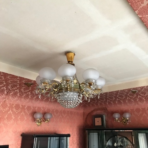 豪華で重いシャンデリア