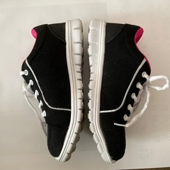 値下げしました。23.0cmのスニーカーです。の画像