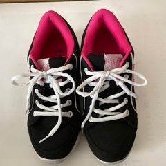 値下げしました。23.0cmのスニーカーです。