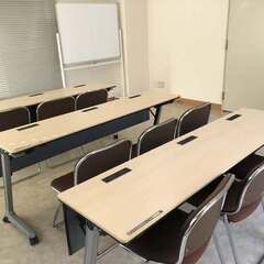 オカモト折り畳み長机３個とホワイトボードとイトーキ折り畳み椅子１１個