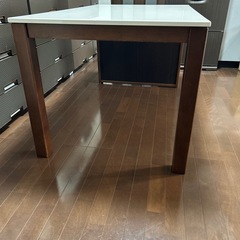 ダイニングテーブルの画像