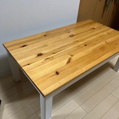 木目調テーブルの画像