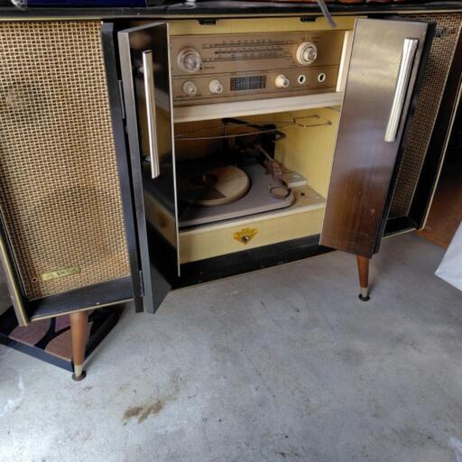 ビンテージスタイルのレコードプレーヤー