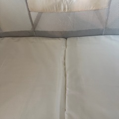 折り畳みベビーベッドの画像