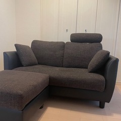 急ぎ《お譲りします》2人掛けソファー　オッドマン付きの画像