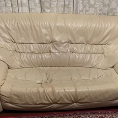 古いソファ　