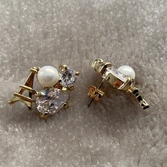 エッフェル塔モチーフの金属製ピアス