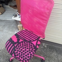 ピンク色椅子の画像