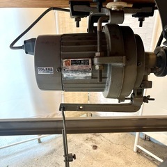 【武蔵小山店】 TREASURE ナラソーイングマシン FS-960 ミシン 工業用ミシン  業務用ミシン 1本針まつり縫い ミシン台 カップシーマーミシン モーター ナショナルク ラッチモーター（200Ｗ4POLE）日本製 の画像