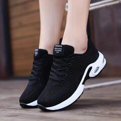 エアクッションスニーカーとadidasソックス おまけの画像