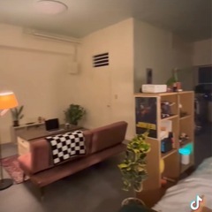 【TikTokでバズったデザイナーの部屋の家具・家電まとめて譲ります！】の画像