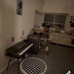 【TikTokでバズったデザイナーの部屋の家具・家電まとめて譲ります！】の画像