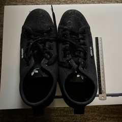 adidas スニーカー