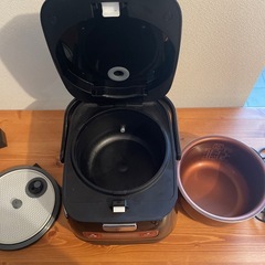 値下げ中　アイリスオーヤマ炊飯器（3合炊き）IRIS OHYAMA　銘柄量り炊きIH炊飯器 KRC-ID30-Rの画像