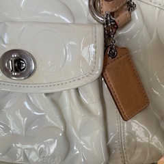 COACHの人気エナメル2wayショルダーバッグの画像