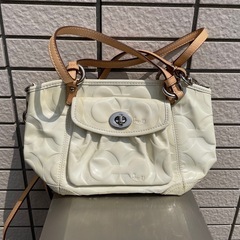 COACHの人気エナメル2wayショルダーバッグの画像