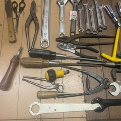 モンキーやドライバーなどの工具セットの画像
