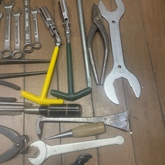 モンキーやドライバーなどの工具セットの画像