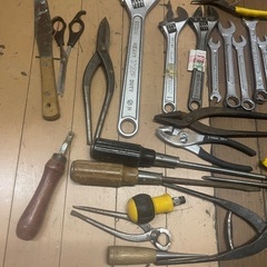 モンキーやドライバーなどの工具セットの画像