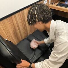 日払い可能！即勤務OK！　交通費全額支給！　社保完備！　髪型髪色自由！　駅チカ！　　DVD＆ネットルーム　フロントバイトの画像