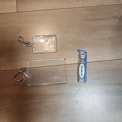写真などを入れられるキーホルダー