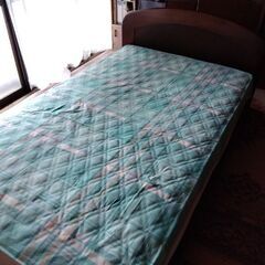 シングルベッド　約縦210㌢　横約120㌢　高さ約70㌢です。