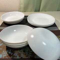 白いお皿&ランチョンマットの画像