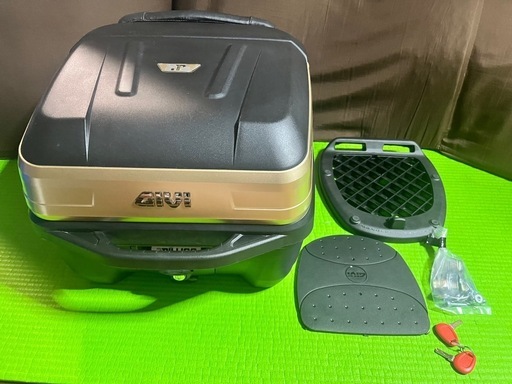 バイク　リアボックス（GIVI 背もたれ付）
