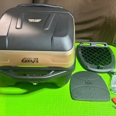 バイク　リアボックス（GIVI 背もたれ付）の画像