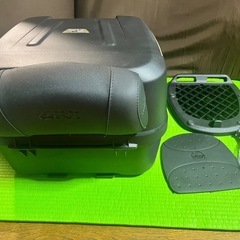 バイク　リアボックス（GIVI 背もたれ付）の画像