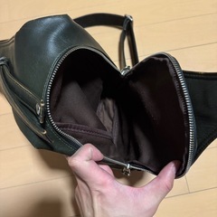 ボディバッグ(濃い緑色)の画像