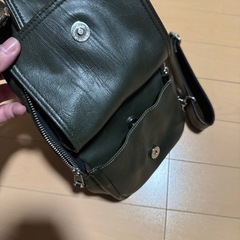 ボディバッグ(濃い緑色)の画像