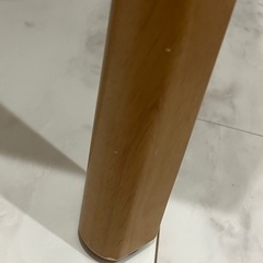 テーブルとイスの画像