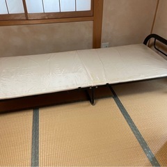 シングルサイズのパイプベッド