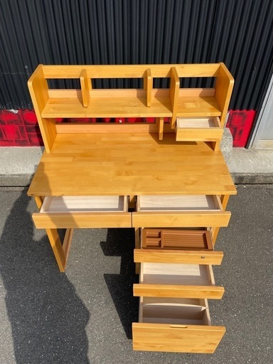 早いもの勝ち！とても綺麗な未使用品学習机です！