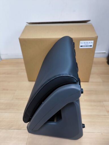 【ミドリガメ】【セレナ用　純正 】ニッサン オットマン ブラック ミドリガメ様専用】【セレナ用 純正 】ニッサン オットマン