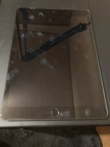iPad第7世代　本体と充電ケーブル