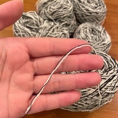 43オリジナルヤーン総量黒✖️白ゼブラ糸引き揃え糸 ⭐︎総量約227gの画像