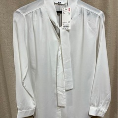 UNIQLO ホワイト レーヨンブラウス Sサイズ　長袖　新品未使用品　タグ付きの画像
