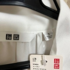 UNIQLO ホワイト レーヨンブラウス Sサイズ　長袖　新品未使用品　タグ付きの画像